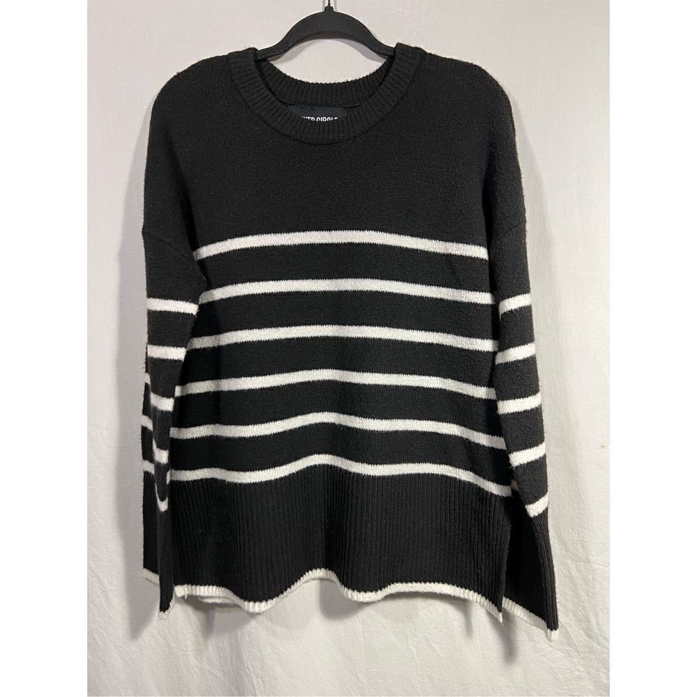 Inner Circle Women’s Black and White Striped Pull Over Sweater Size Medium